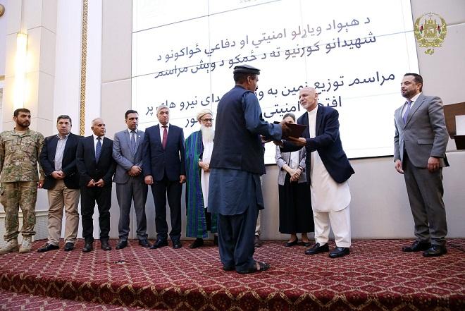 غنی: پس از این خانواده های شهدای نیروهای امنیتی و دفاعی فراموش نمی شوند