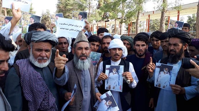 معترضین در فاریاب خواهان دستگیری قاتلین یک جوان شدند