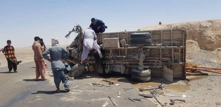 در يک حادثه ترافيکى در نيمروز یک تن کشته و ۹ تن دیگر زخمی شده اند