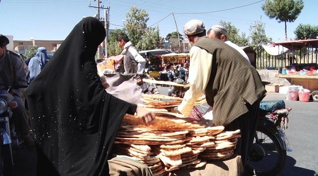 بازار فروش نان های شب مانده در شهر هرات همچنان رونق دارد