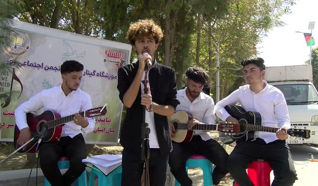 گروه از جوانان در جوزجان ترانه هاى صلح و آشتى را اجرا کردند