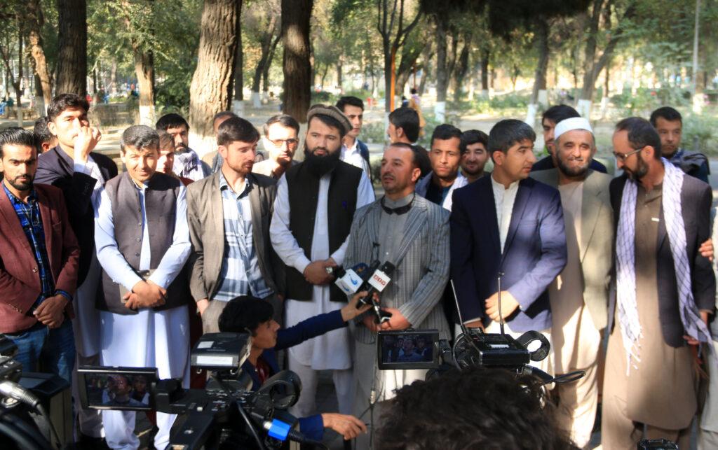 «برخی باشنده های سه درۀ بدخشان به دلیل بسته بودن راه ها مجبور به خوردن علف شده اند»