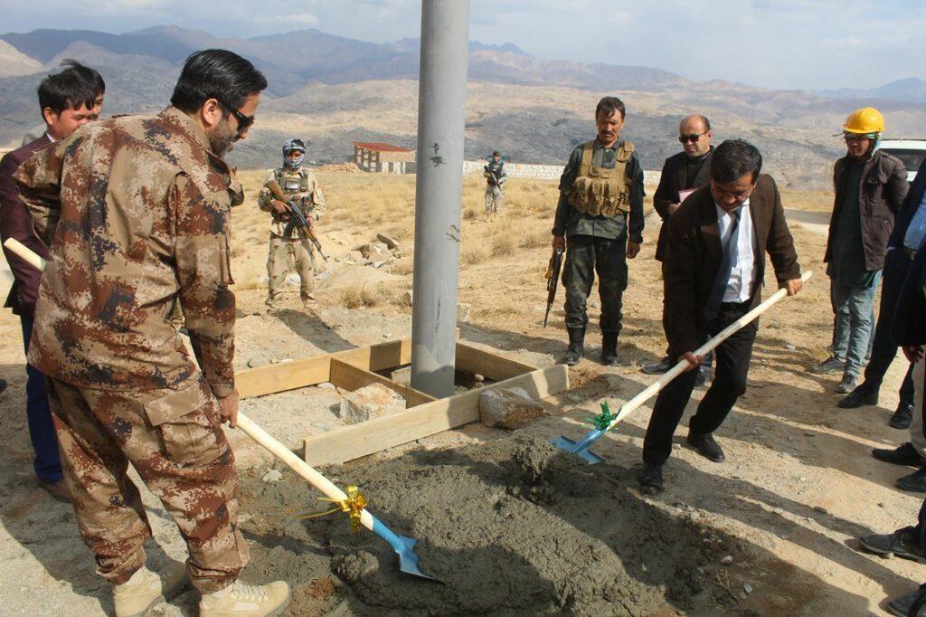 بخش دوم شبکه انتقالی و توزیع پایه‌های برق به داخل شهر نیلی آغاز شد