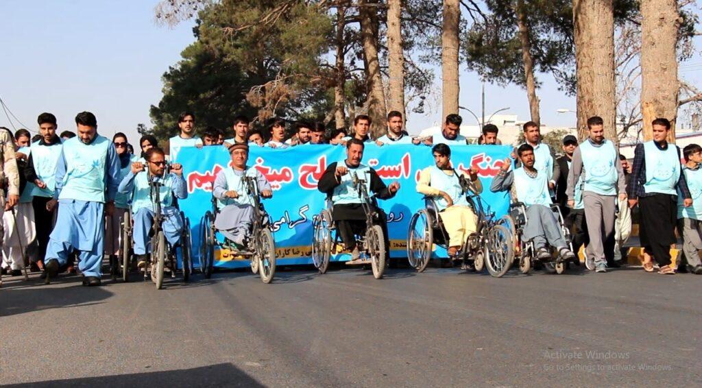 شماری از جوانان در یک راهپیمایی در هرات خواهان صلح شدند