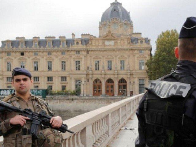 4 policemen killed in Paris stabbing attack