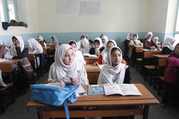 Kandahar school students face books’ shortage