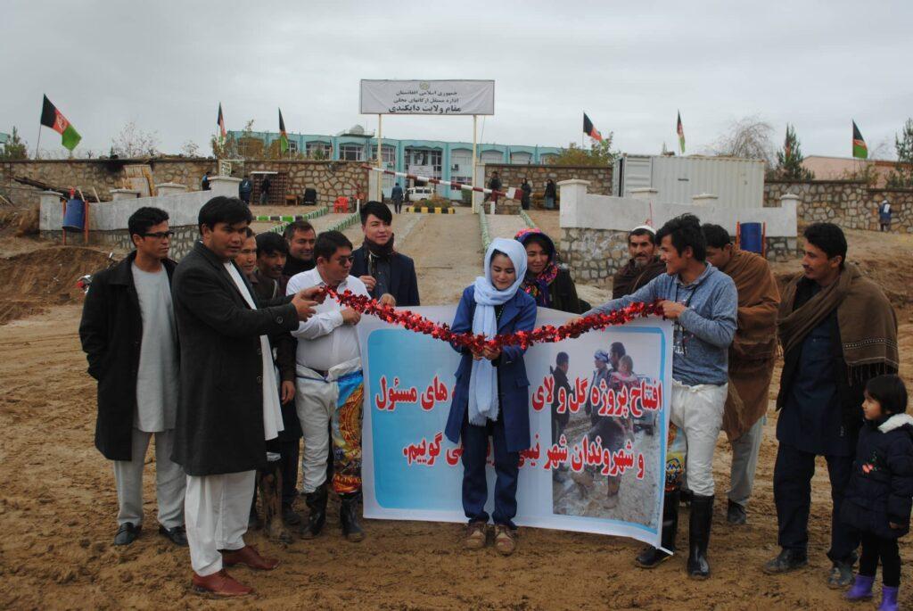 با یک حرکت نمادین «گشایش پروژۀ گل و لای» بر سرک های خامه دایکندی انتقاد شد