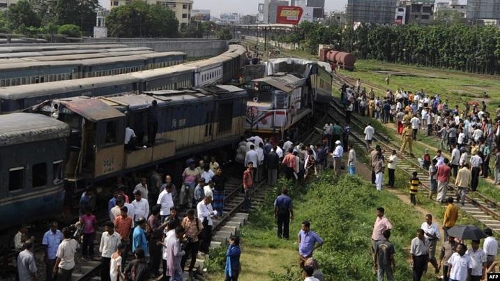بنګله دېش کې د اورګاډو د ټکر له امله ١٦ کسان وژل شوي