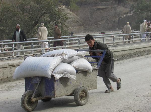 اطفال کارگر در تورخم: پولیس از نزد ما پول غیرقانونی می گیرد
