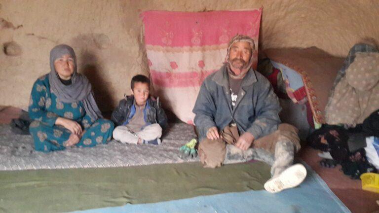 آغاز فصل زمستان، زندگی مغاره نشینان بامیانى را دشوار کرده است