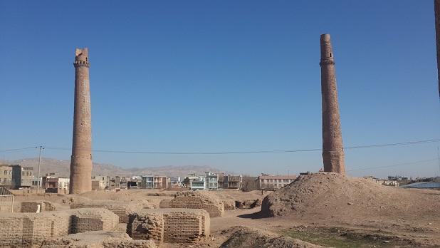 “ساختمان های خودسر در اطراف بناهای تاریخی هرات تخریب ميشود”
