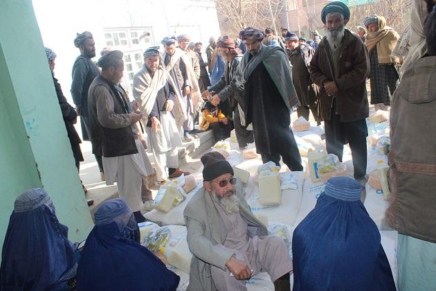 Hundreds of displaced families receive food aid