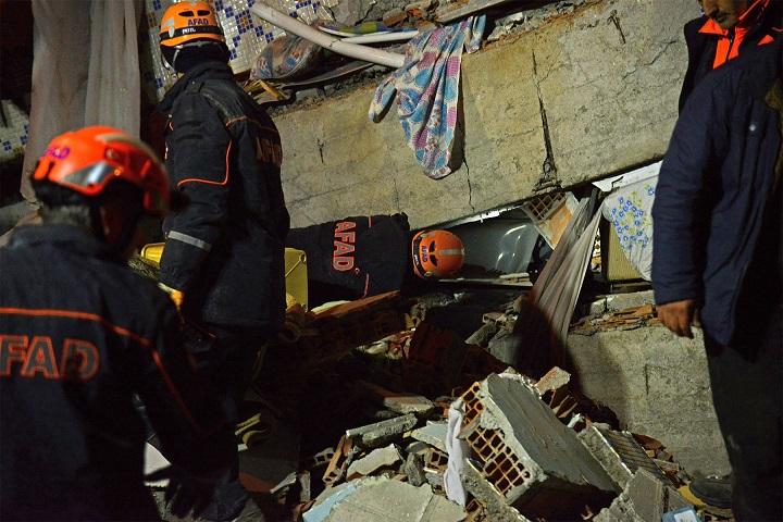 زمین لرزه در ترکیه ۱۸ کشته و بیش از ۵۰۰ زخمی برجا گذاشته است