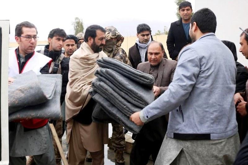 Kandahar governor provides assistance to affected residents
