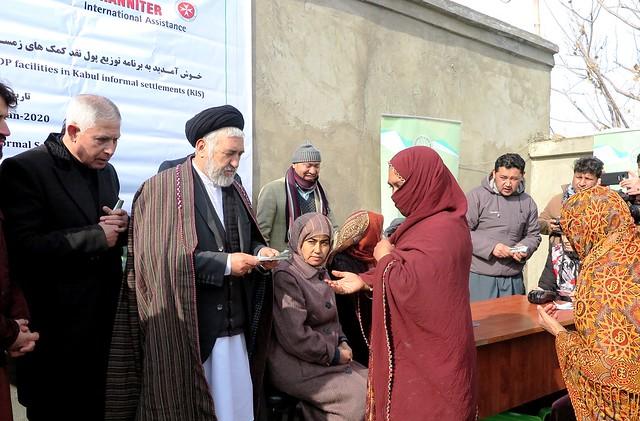 Returned Afghan refugees receive cash aid