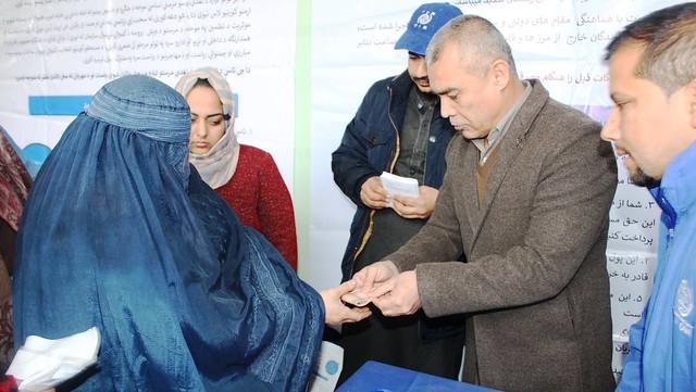 Faryab displaced families receive cash assistance