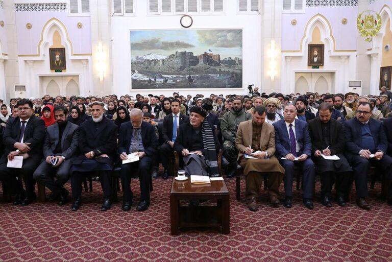 Kabulis urge Ghani to continue debating problems