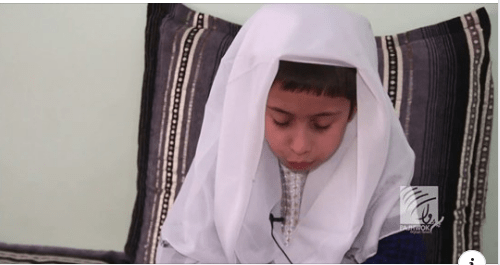 کودکۍ که درسن  ٦ ساله گى قرآنکریم را حفظ کرده است
