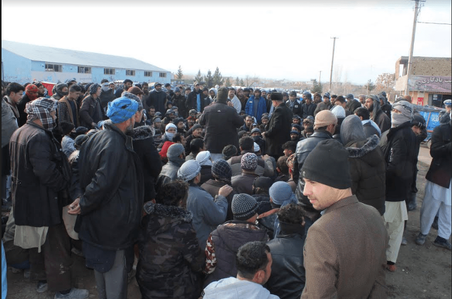 صدها تن از ريکشاداران در شهر سرپُل دست به تحصن زده اند