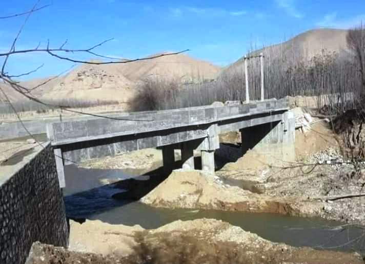 با اعمار يک پل از هزينۀ شخصى مردم در فارياب مشکل ٤٠ قريه رفع شد