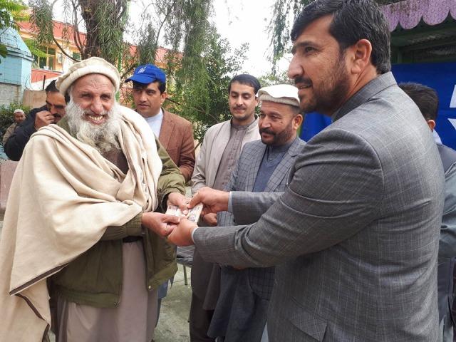 Logar, Kunar IDPs, poor families get cash, food assistance