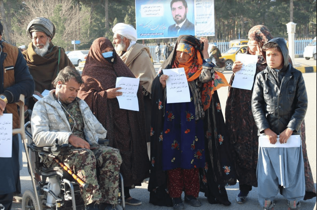 شماری از معلولین و خانواده های شهدا از عدم پرداخت حقوق شان در هرات شکایت دارند