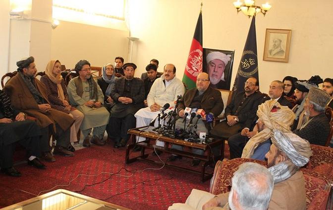 For sake of peace, Gilani urges end to Ghani-Abdullah rift
