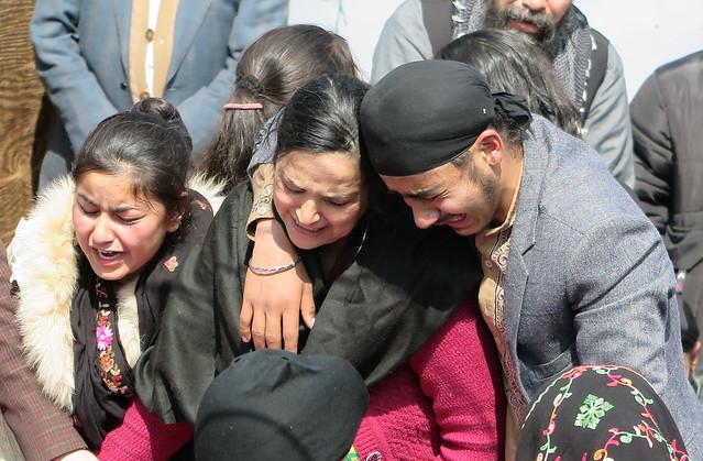 Relatives cry in cremating ceremony of Sikhs