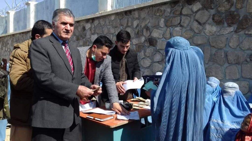 برای بیش از ۸۰۰ فامیل در فاریاب پول نقد مساعدت گردید