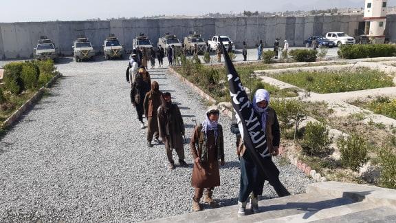 Senior figure among 30 IS rebels surrender in Laghman