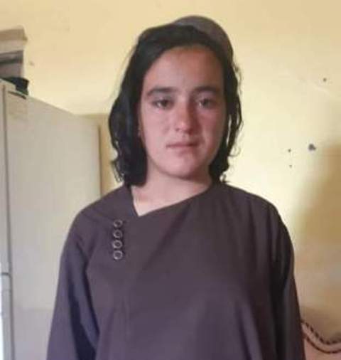 يک دخترخورد سن بالباس بچه گانه به اتهام همکارى با طالبان درنيمروز بازداشت شد