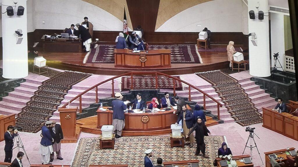 ننگیالی لونگ نماینده کوچی ها: رییس ولسی جرگه در تلاش ایجاد اختلاف میان نماینده گان مردم است