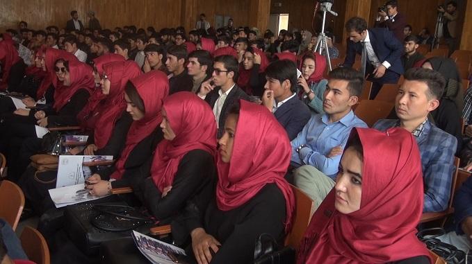 محصلین ازشيوۀ تدريس آنلاین استقبال می کنند اما خواهان تخفیف ویژه درفیس مى باشند