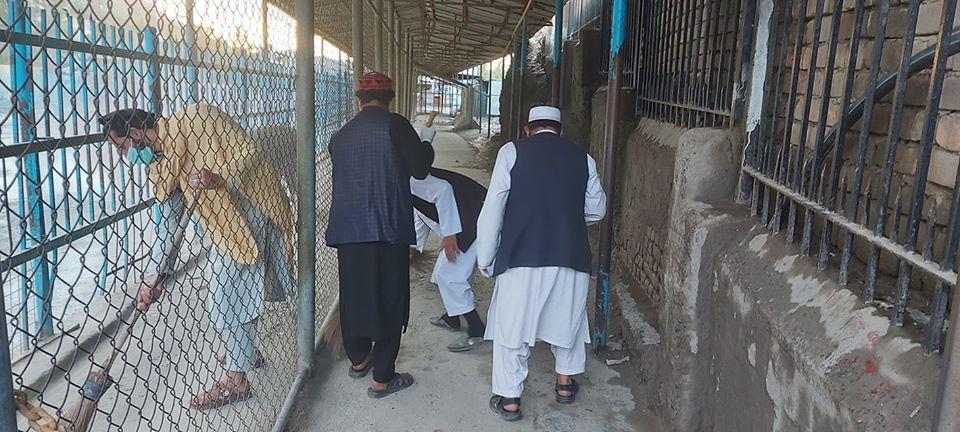 صدها تبعۀ پاکستان که درافغانستان بند مانده بودند ازمرز تورخم عبور کردند