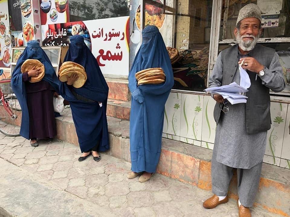 Kabul residents hail government free bread distribution drive