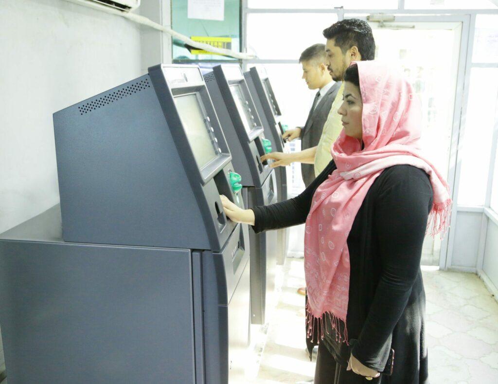 نوی کابل بانک:ماشین­های اتومات صرافی براى توزيع معاشات کارمندان در٤ ولايت فعال گرديد