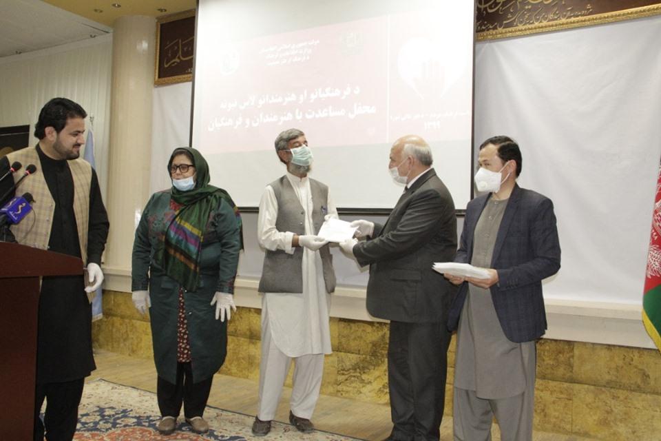 با پنجاه تن از فرهنگیان و هنرمندان کشور مساعدت نقدی صورت گرفت