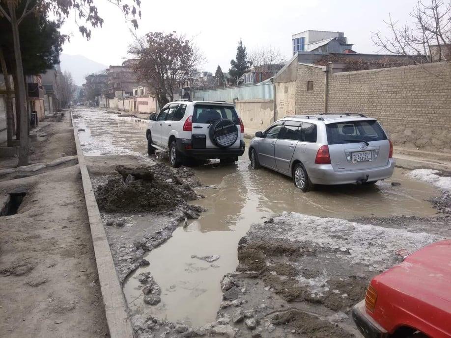 مردم: توقف کار ساخت سرک های کلوله پشته کابل ما را دچار مشکل کرده است