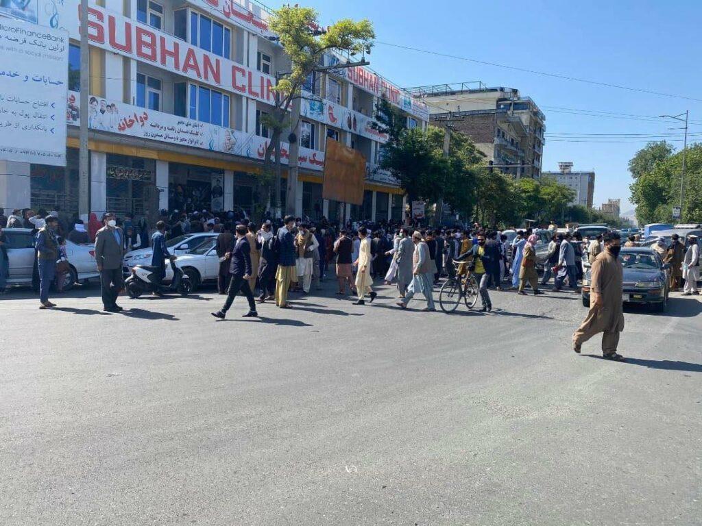 مظاهره کننده گان در کابل: حکومت الکوزی را بگذارد که بیماران کرونا را تداوی کند