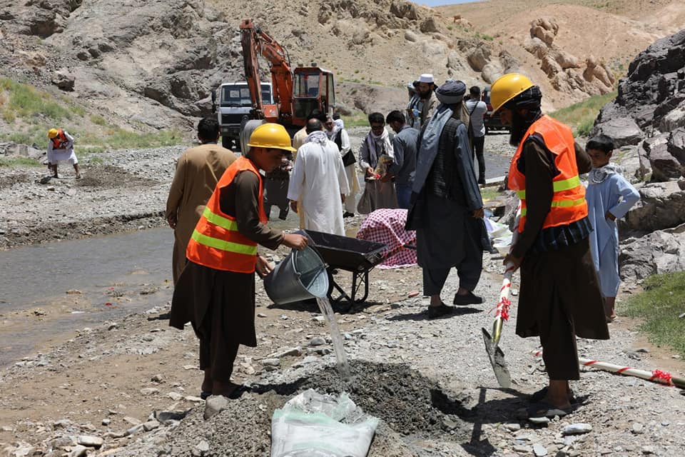 به ارزش ۱۳۰ میلیون افغانی کار ساخت یک جاده و بند آبگردان در هرات آغاز شد