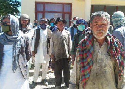Police stop Daikundi residents from extracting rocks
