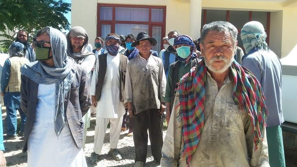 Police stop Daikundi residents from extracting rocks