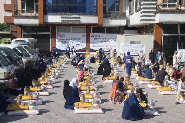 بریتانیا کې د مېشتو افغانانو خیریه ټولنو هېواد کې له بې وزلو سره د مرستو لړۍ پیل کړه