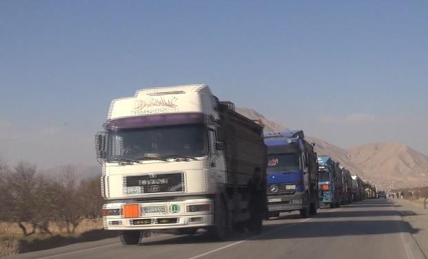 ​د کندوز- شېرخان بندر لویې لارې د یوه پله له ویجاړېدو سره خلکو ته ستونزې پیدا شوې دي