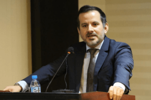 اجمل احمدى در پُست مشاوریت رئيس جمهور غنى روزانه ٥٠٠ دالر معاش دریافت می‌کرد