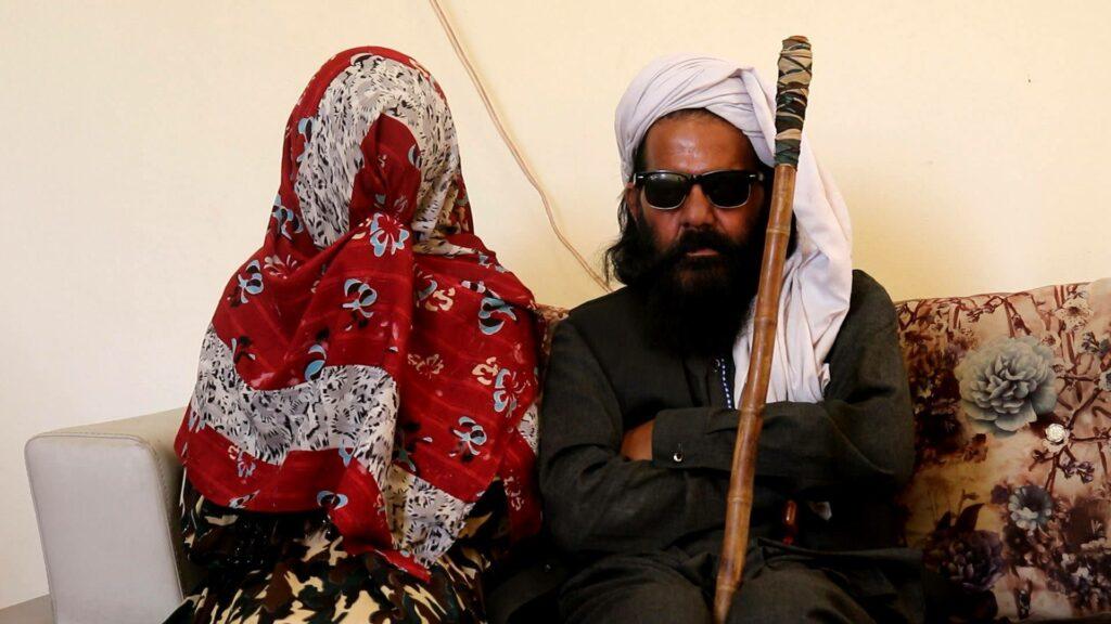 په چاودنه کې له سترګو بې برخې شوي یوه پولیس او مېرمنې یې سوالګرۍ ته مخه کړې