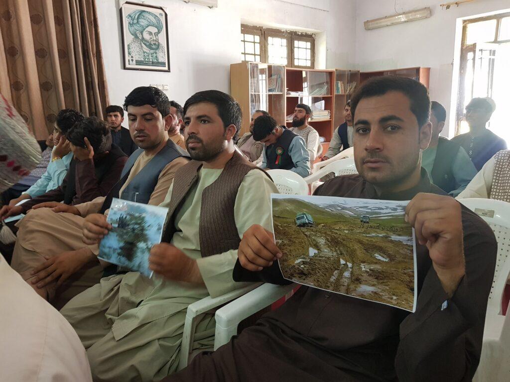 Kandaharis in dilemma as Taliban close roads