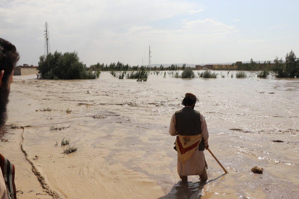   در نتیجۀ سرازیر شدن سیلاب ها در هرات،سمنگان وغور، ٣٥ تن جان باخته اند
