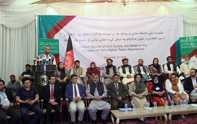 د مدني ټولنې او رسنیو غوښتنې، د افغانانو ترمنځ د سولې مزکراتو پر مېز اېښودل کېږي