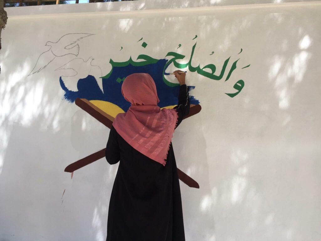 کندوز کې ځوانانو پر دېوالونو د سولې پيغامونو ليکلو لړۍ پيل کړه